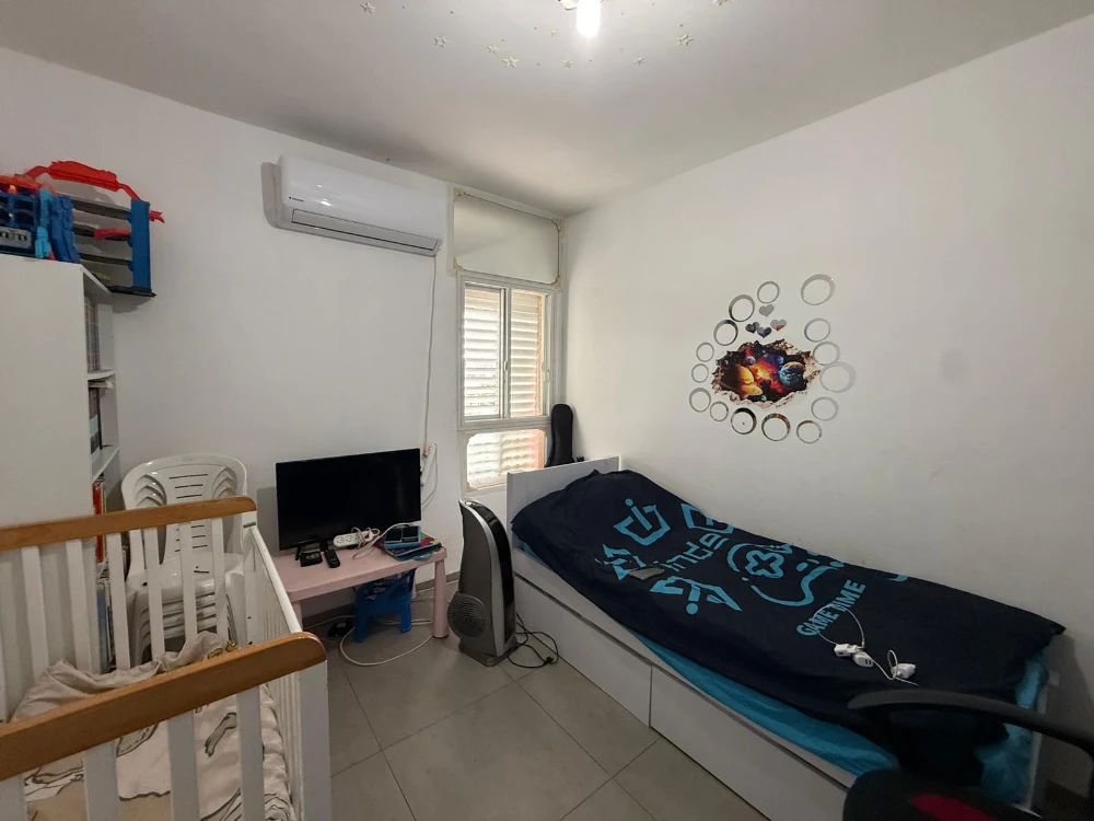 דירת 4 חדרים משופצת קומה ראשונה — תמונה 2