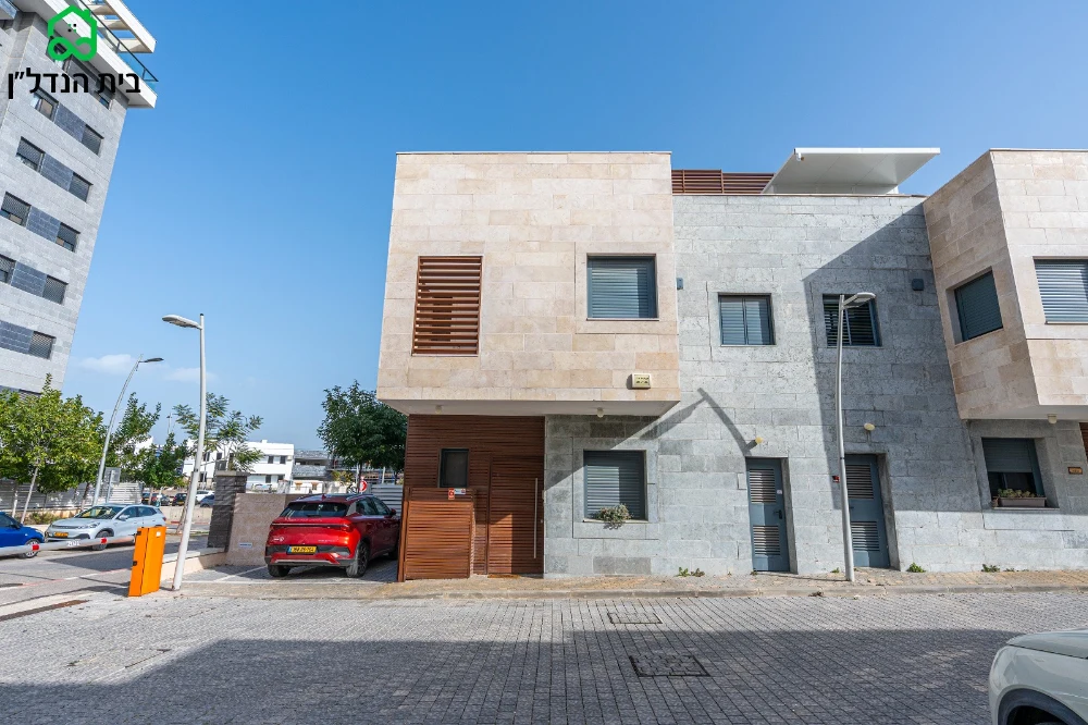 צמוד קרקע פינתי שכונת אור ים 6 חדרים  