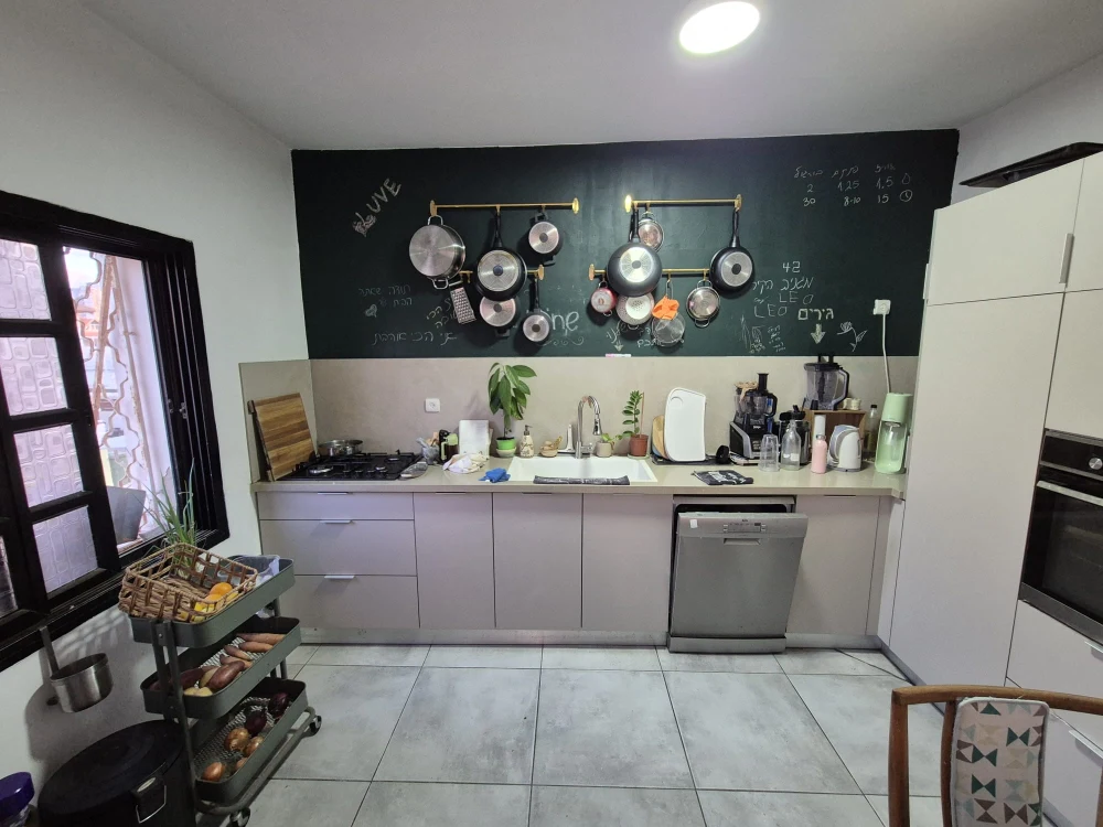 להשכרה בגבעת אולגה דירת 3.5 חדרים עם מרפסת וחצר — תמונה 3