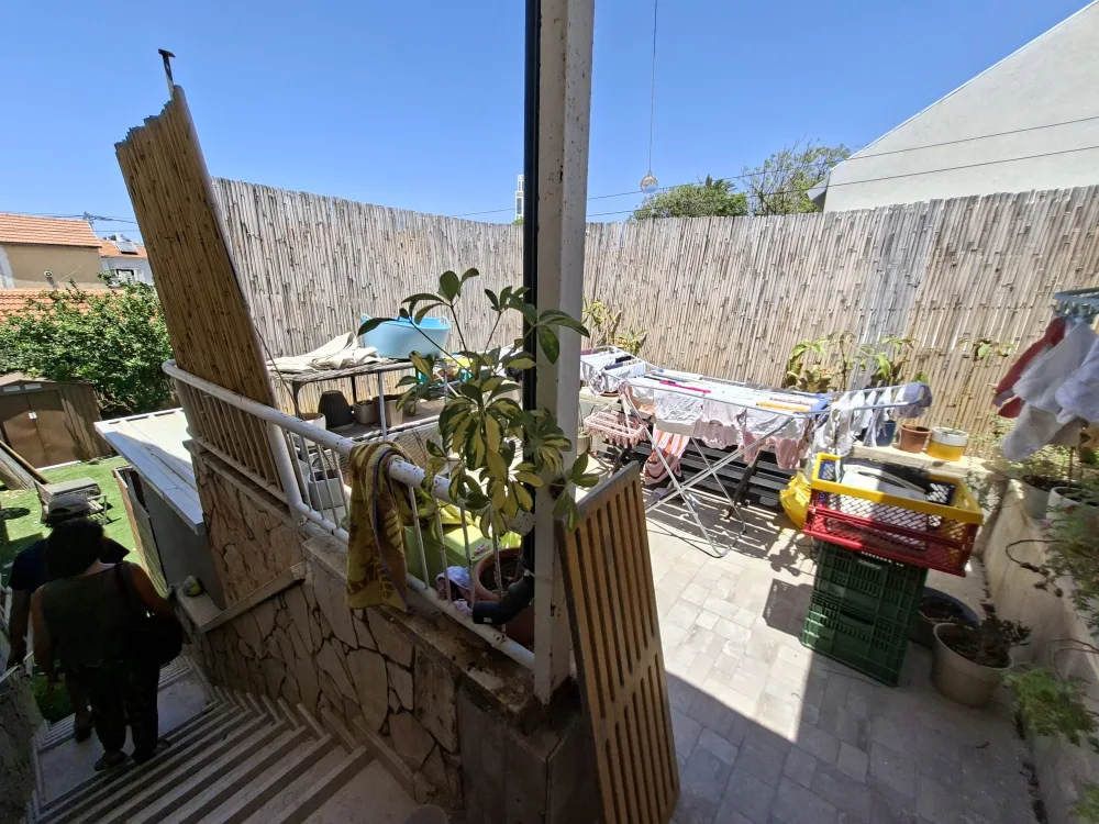 להשכרה בגבעת אולגה דירת 3.5 חדרים עם מרפסת וחצר — תמונה 2