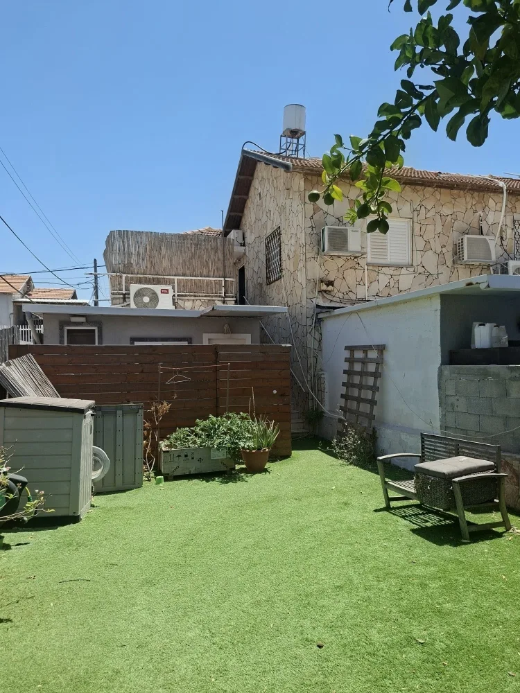 להשכרה בגבעת אולגה דירת 3.5 חדרים עם מרפסת וחצר
