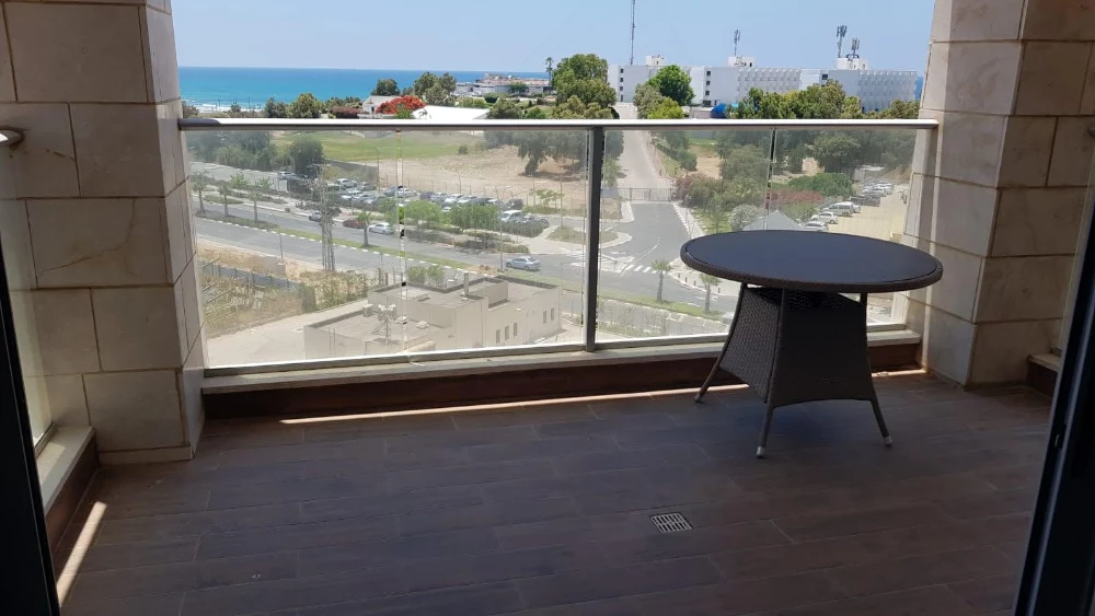 למכירה דירת 4 ח' בגבעת אולגה ברחוב שדרות מנחם בגין