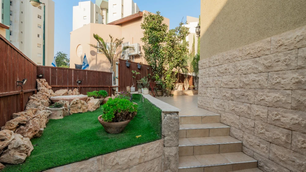 למכירה קוטג בשכונה ט — תמונה 2